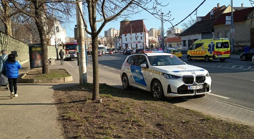 Baleset Debrecenben: két autó és egy kamion ütközött össze, mentők a helyszínen!