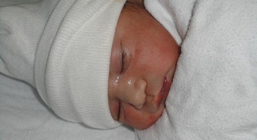 Hazatérhet a kórházból elvitt tatabányai kislány