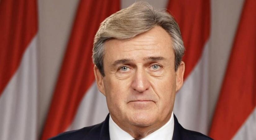 Miért drágább a benzin nálunk, mint Ausztriában? Megdöbbentő számokat közölt a Tisza Párt szakértője