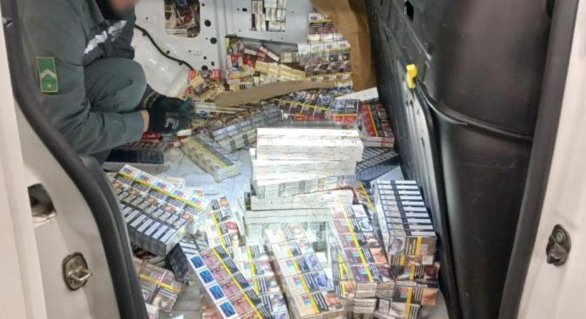 Titkos rejtekhely a fal mögött: 1340 doboz cigi egy belga furgonban – videóval