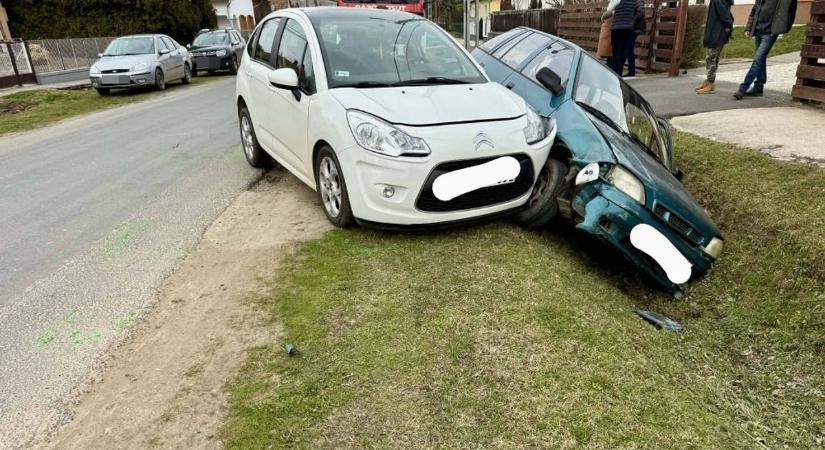 Szőlösgyöröki roncsderbi: árokba taszította a Suzukit a Citroen