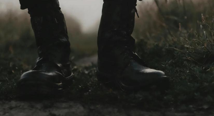 Emberölési kísérlet Mezőkövesden: acélbetétes bakancsával taposta áldozatát