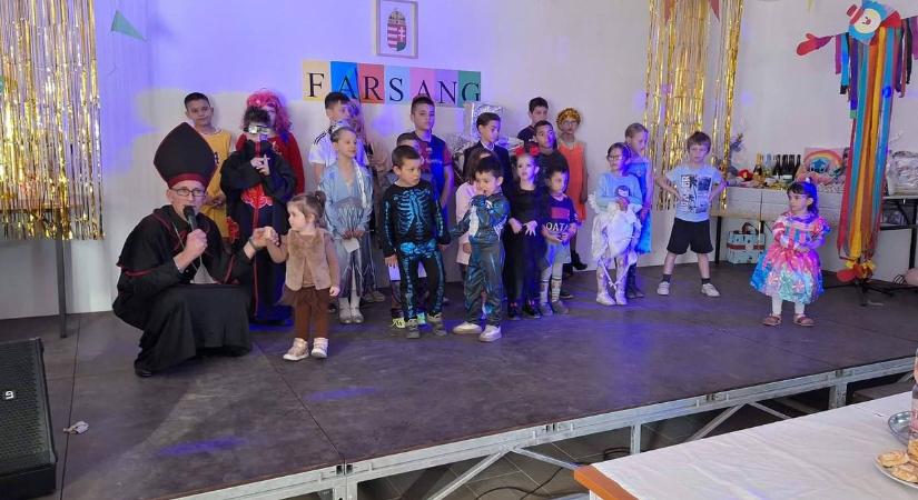 Inkén a gyerekek zsűrizték a felnőttek jelmezét a hagyományos farsangi mulatságon