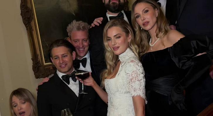 Negyven évesen feleségül ment önmagához, hatalmas lagzit csapott a szőkeség