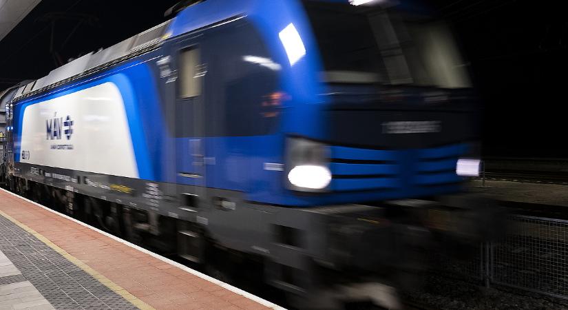 Szijjártó állításának mond ellent némileg Lázár helyettese a Budapest–Belgrád vasútról