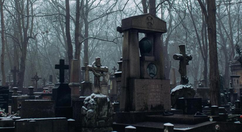 Vérlázító kegyeletsértés Egerben: teherautónyi sírkövet dobtak az utcára