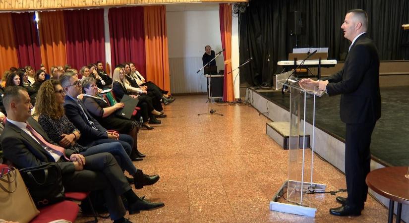 Egy nap a legkisebbekért: a 30-40 éve a pályán levő szakembereket is komoly kihívás elé állítják a most cseperedő gyermekek