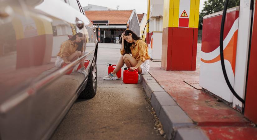 Megjött a döntés: így változik holnap a benzin ára