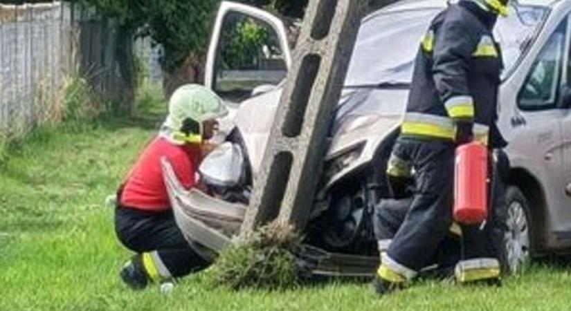 Durva roncsderbi Szabolcsban, parkoló autót és oszlopot taroltak