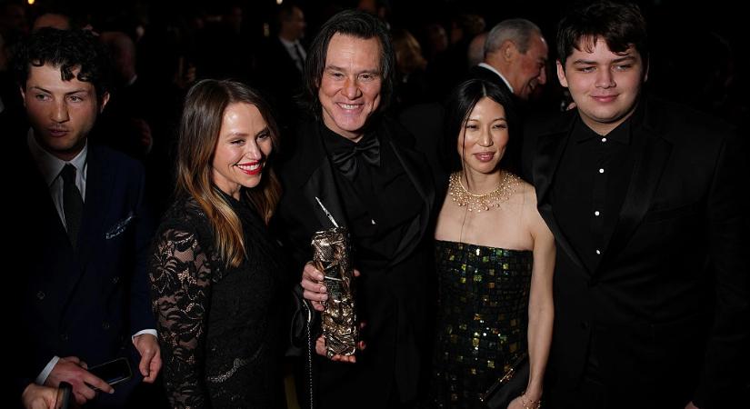 Alig lehet ráismerni a 64 éves Jim Carrey-re – először mutatkozott a barátnőjével a vörös szőnyegen