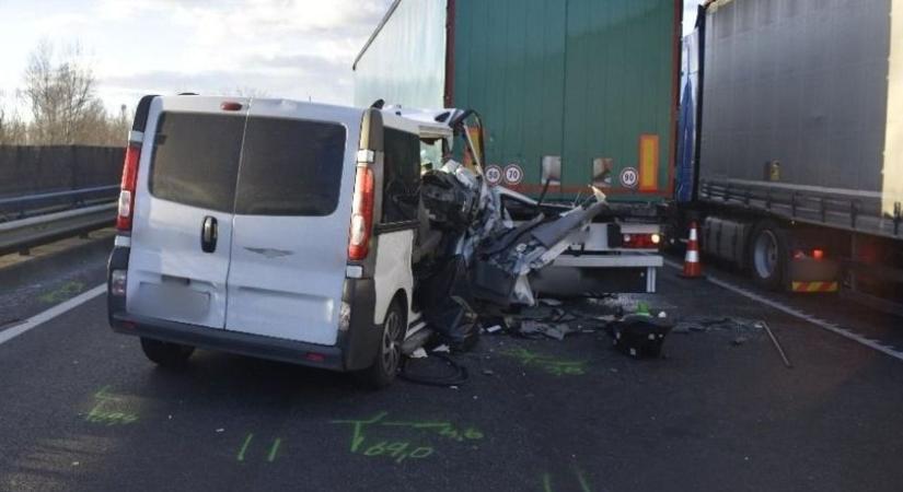 Halálos baleset az M1-esen Győrnél - Figyelmetlenül váltott sávot a román kamionos - fotó