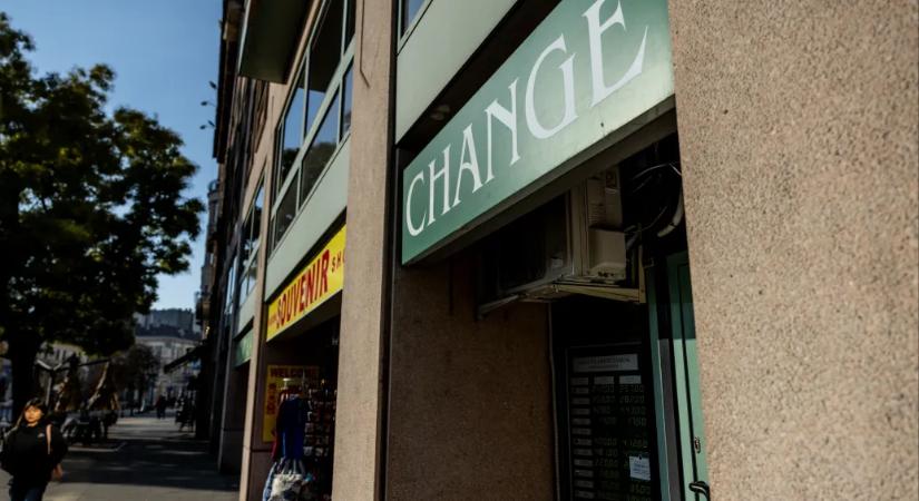 Elérte a 383-as szintet a forint az euróval szemben