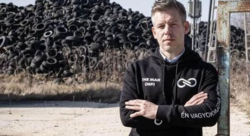 Miért nem mindjárt ezt írtad magadra, te lúzer: AZ ÁLLAMFÉRFI ÉN VAGYOK!