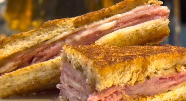 Sütőben sült, sonkával töltött bundás kenyér: egyszerű és isteni