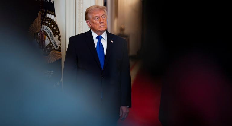 Trumpnál betelt a pohár: úgy érzi, cserbenhagyták, most nyíltan kifakadt a brit kormányra