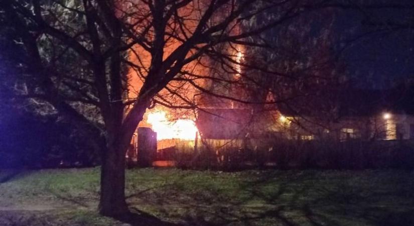 Lakhatatlanná vált az éjjel kigyulladt bonyhádi ház