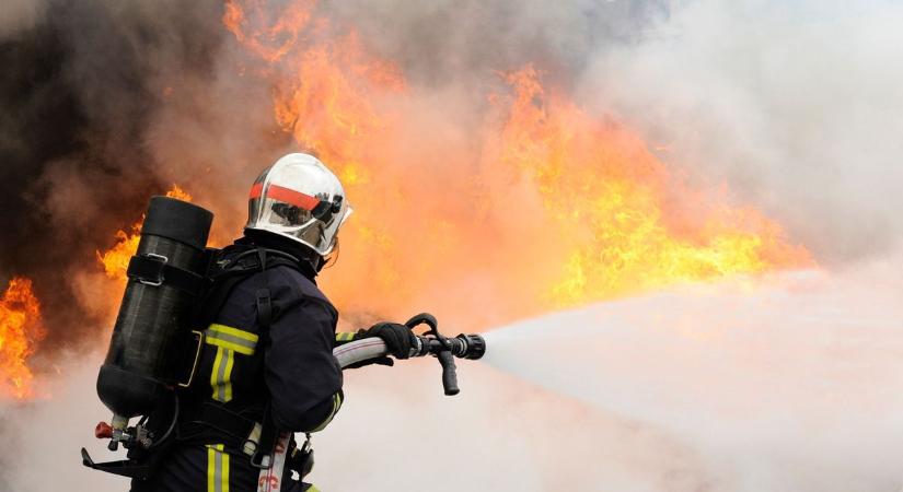 Kigyulladt egy hét és fél tonnás teherautó Kalocsa belvárosában