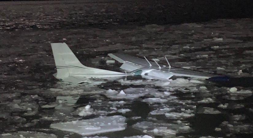 Repülőgép zuhant a folyóba – fotók