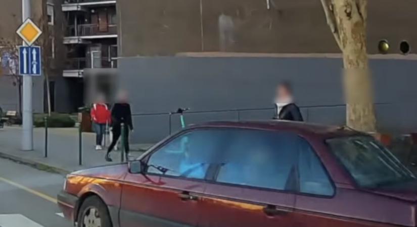 A járdára, a gyalogosok közé felhajtva próbált előzni egy autós