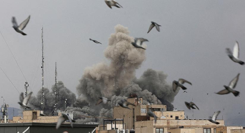 Szijjártó jordániai útvonalon menti a háborús övezetben rekedt magyarokat