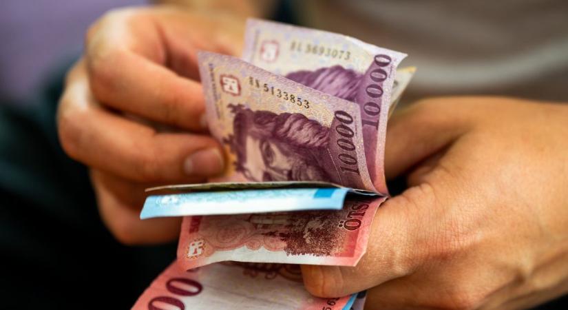 Nagyot gyengült a forint kedden