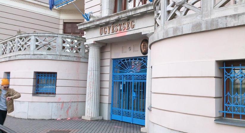 Vádat emeltek a nemátalakító műtétet végző orvosok ellen – de nem a beavatkozás miatt