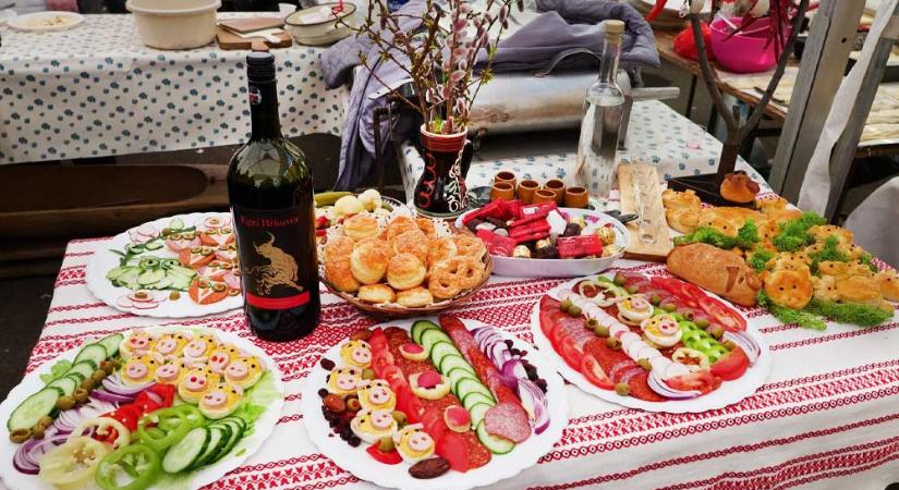 „Önkívületlen állapotban ordított” – Orbán Viktort és a kormányt szidta a szentmáronkátai kolbászfesztiválon a férfi, akinek feleségét megverte az alpolgármester