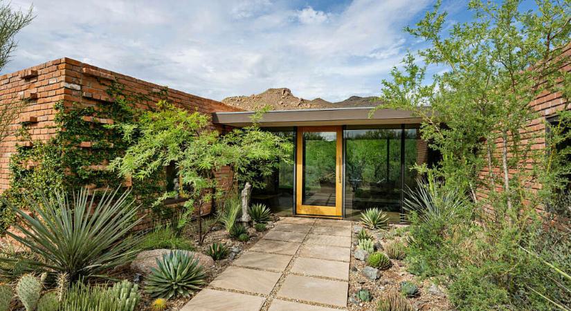 Midcentury hangulatú modern otthon Arizonából amit körülölel a természet