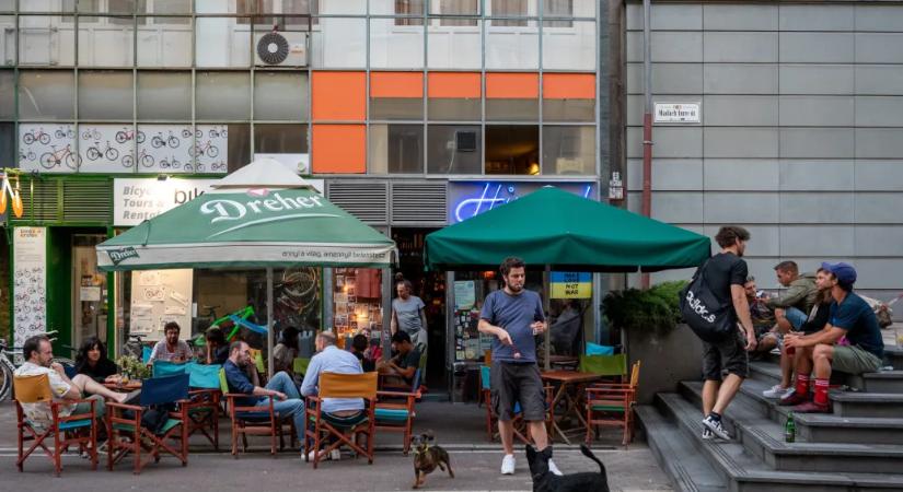 Egy új szabály miatt nem tudni, ki nyithat kiülős teraszokat a bulinegyedben