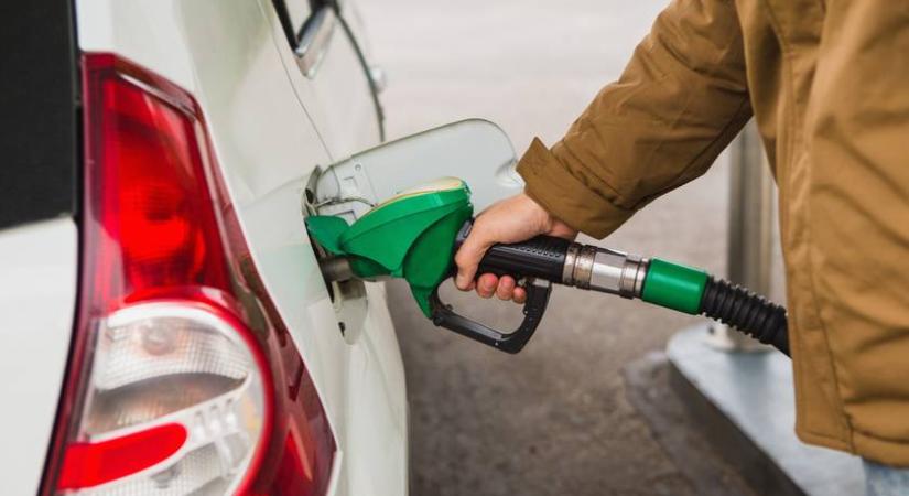 Órákon belül emelkednek az árak a kutakon: most még ennyiért tankolhatsz