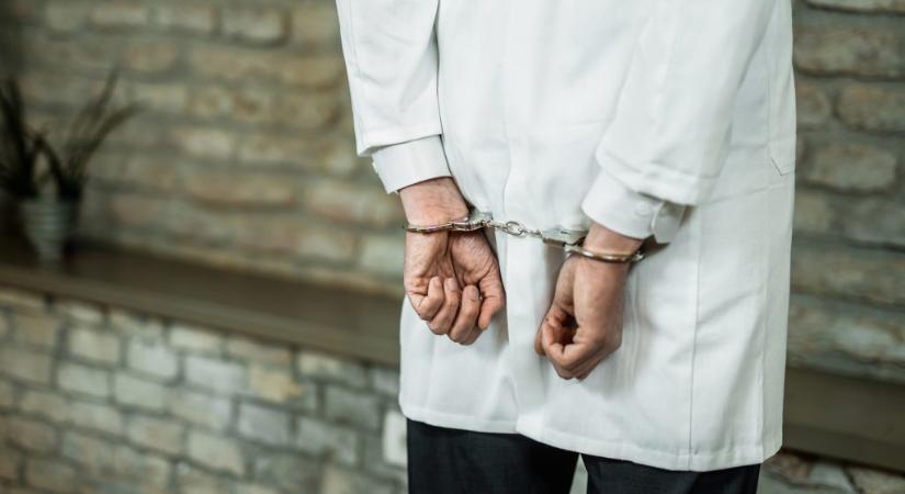 Vádat emeltek a transzneműeket ellátó kiskunhalasi orvosok ellen, akik közfinanszírozással végeztek magánműtéteket