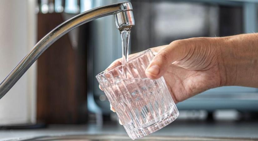 Csőtörés volt Győrben az Urbantsok utcában, átmenetileg nincs ivóvíz