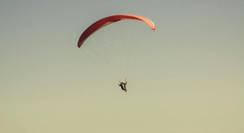 Ismét bekövetkezett a tragédia: meghalt egy ejtőernyős ugrás közben