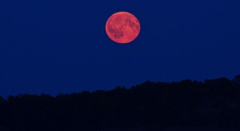 Ezért lehet vörös a Hold az égbolton