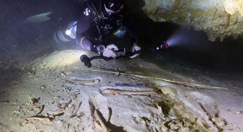 Őskori csontvázat találtak egy víz alatti barlangban