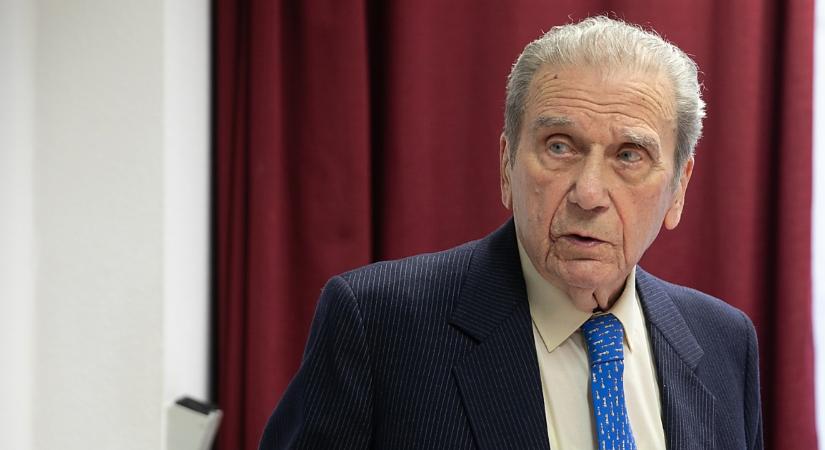 „Az iskolacsinálás nem egyszemélyes munka” – 98 éves a legendás debreceni igazgató, mindenki Sanyi bácsija