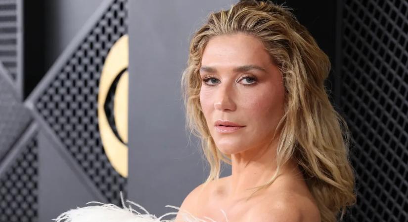 Kesha dalára rakétáznak le egy hajót a vadászgépek a Fehér Ház TikTokján, az énekesnő kiakadt