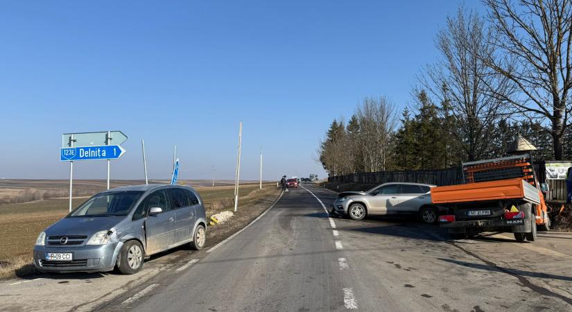 Három személygépkocsi ütközött össze Csíkdelnén