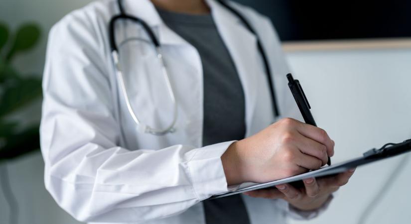 Milliókért operáltak illegálisan: vádat emeltek a kiskunhalasi orvosok ellen