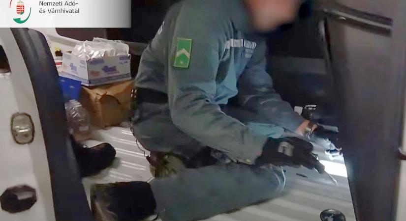 Ezért kopogott tompán a kocsi fala – videóval