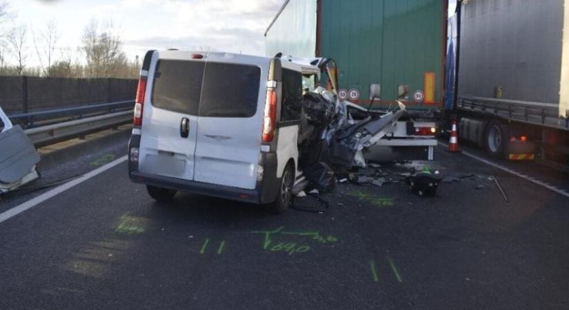 Halálos baleset az M1-esen: nem figyelt az érkező kisbuszra a román kamionos