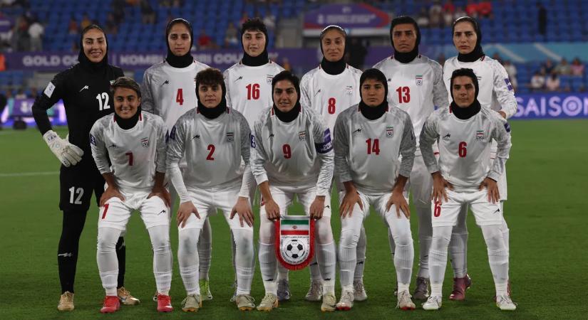 Néma lázadás a világ szeme láttára: az iráni focisták óriási kockázatot vállaltak a himnusz alatt – videó