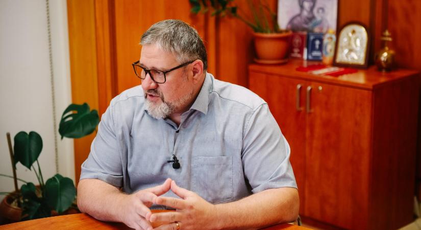 Bedobta magát a korrupcióval vádolt exfideszes Simonka György, indul a parlamenti választáson