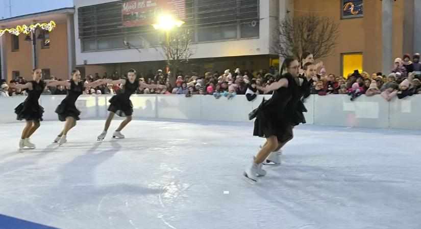 Hatezren a jégen – sikertörténet a Tamási jégpálya