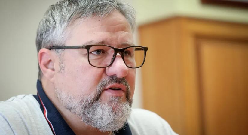 A költségvetési csalással vádolt exfideszes Simonka György is elindul a választáson