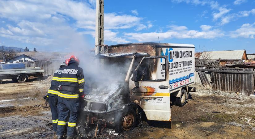 Kigyulladt egy parkoló kisteherautó Maroshévízen