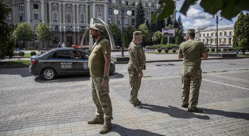 Kerítés mentette meg a férfit Odesszában a kényszersorozástól – nem bírtak vele a toborzók