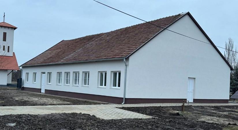 Rá sem lehet ismerni a település épületére, a kommentelők is elmondták véleményüket