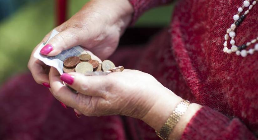 Pénz érkezik húsvét előtt: utalványt kapnak a nyugdíjasok ebben a budapesti kerületben