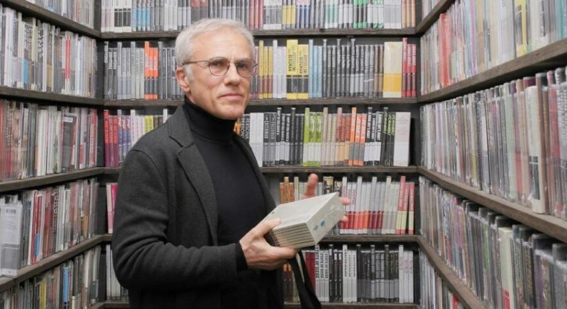 A kétszeres Oscar-díjas Christoph Waltz Tarr Bélát magasztalja kezében a Werckmeister harmóniákkal – videó